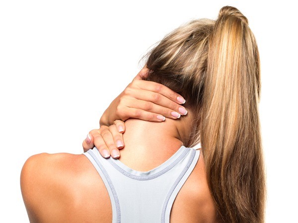 Болит шея сзади: почему постоянно сильно ноет и отдает в голову