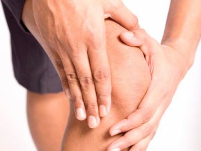 От чего болят колени треск